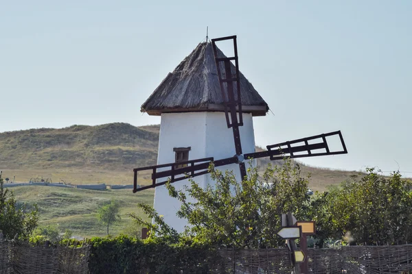 Antiguo molino de piedra con techo de paja —  Fotos de Stock