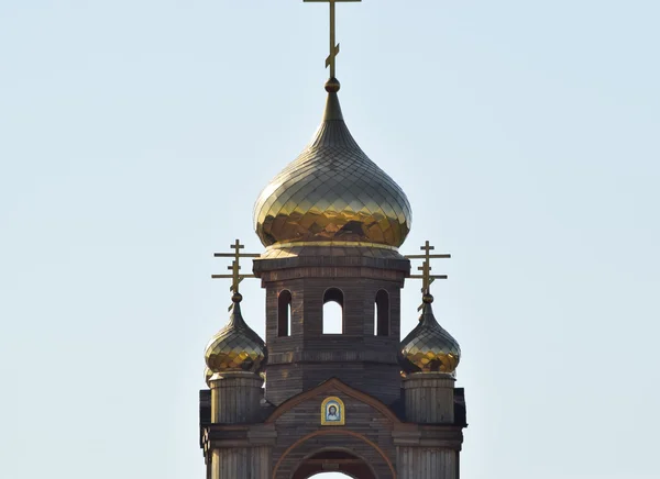 Cúpulas Uma Igreja Ortodoxa Cúpula Banhado Ouro Cruzes Ortodoxas Telhado — Fotografia de Stock