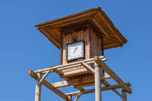 Der hölzerne Uhrenturm — Stockfoto