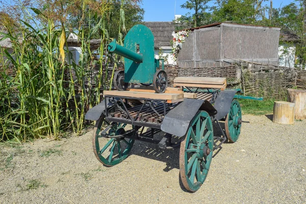Arma Antiga Falsa Verde Numa Carroça Objetos Decorativos — Fotografia de Stock