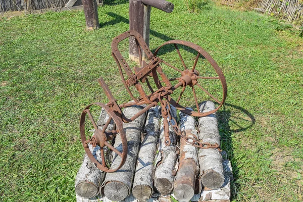 庭を掘るために古い鉄すき — ストック写真