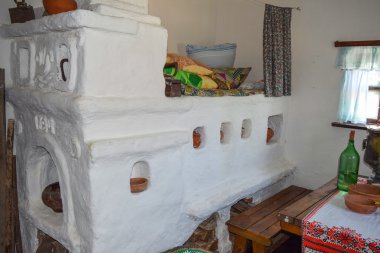 Evde Rus sobası var, kireçle yıkanmış. Ranzalı fırın, predpetov ve tavalar için oyuklar.