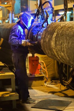 Otomatik cihazlar kullanılıyor butt kaynak sualtı boru hattı. Mobil sistem boru hatları kaynak için. Bir sualtı doğalgaz boru hattı inşası. Kaynak plazma.
