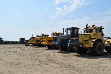 Rusya, Temryuk - 25 Temmuz 2015: üst üste duran traktörü. Tarım makineleri. Tarım makineleri Park.