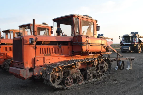 Tractor, parado en fila. Maquinaria agrícola . — Foto de Stock