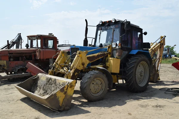 Rusia Temryuk Julio 2015 Tractor Pie Fila Maquinaria Agrícola Estacionamiento — Foto de Stock
