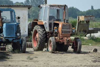 Rusya, Temryuk - 25 Temmuz 2015: üst üste duran traktörü. Tarım makineleri. Tarım makineleri Park.