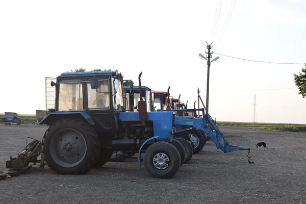 Tracteur, debout en rang. Machines agricoles . — Photo