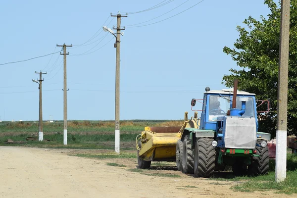 ロシア テムリュク 2015 トラクター 行に立っています 農業機械 農業機械の駐車場 — ストック写真