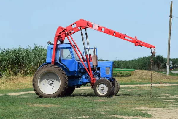 Russia Temryuk Luglio 2015 Trattore Piedi Fila Macchine Agricole Parcheggio — Foto Stock