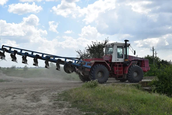 Russia Temryuk Luglio 2015 Trattore Piedi Fila Macchine Agricole Parcheggio — Foto Stock