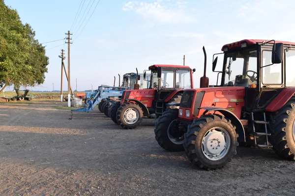 Traktor, állt a sorban. Mezőgazdasági gépek. — Stock Fotó