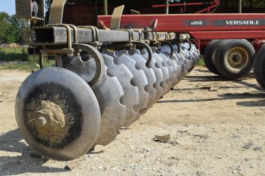 Disk harrow. Arazideki toprağın işlenmesi için tarım makineleri.