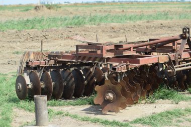 Disk harrow. Arazideki toprağın işlenmesi için tarım makineleri.