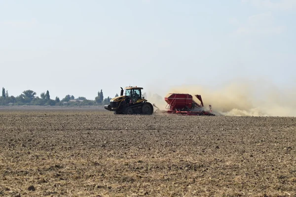 拖拉机骑在球场上 使化肥入土壤 来自干燥土壤拖拉机拖车的尘埃云 肥料后耕田 — 图库照片