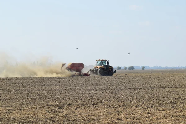 Traktor Jedzie Polu Sprawia Nawóz Gleby Chmury Pyłu Suchej Glebie — Zdjęcie stockowe