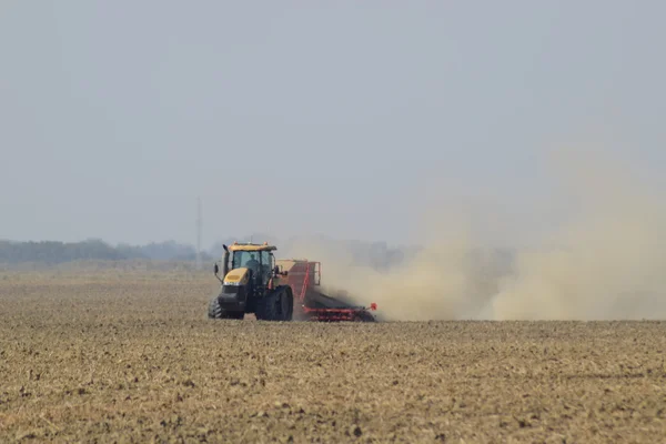 Traktor Jedzie Polu Sprawia Nawóz Gleby Chmury Pyłu Suchej Glebie — Zdjęcie stockowe