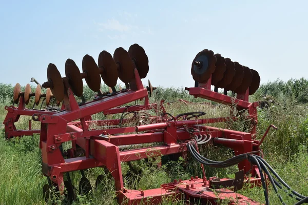 圆盘发出嘶嘶声 田间土壤加工农业机械 — 图库照片