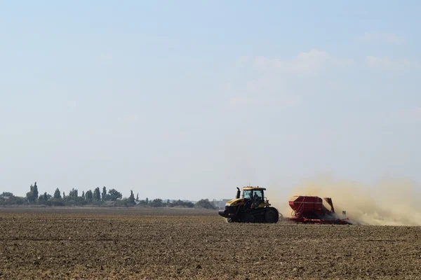Tractor Monta Campo Hace Que Fertilizante Suelo Nubes Polvo Del — Foto de Stock
