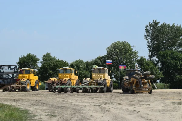 Traktor, stojící v řadě. Zemědělské stroje. — Stock fotografie