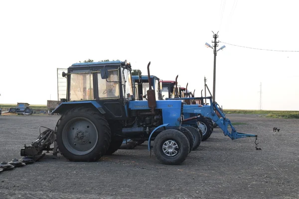 Россия Темрюк Июля 2015 Трактор Стоящий Ряд Сельскохозяйственная Техника Парковка — стоковое фото