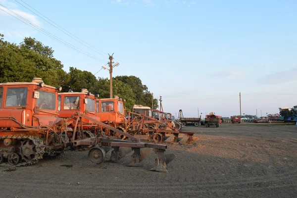 Tractor, em fila. Máquinas agrícolas . — Fotografia de Stock