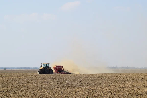 Trattore Cavalca Sul Campo Rende Fertilizzante Nel Terreno Nuvole Polvere — Foto Stock