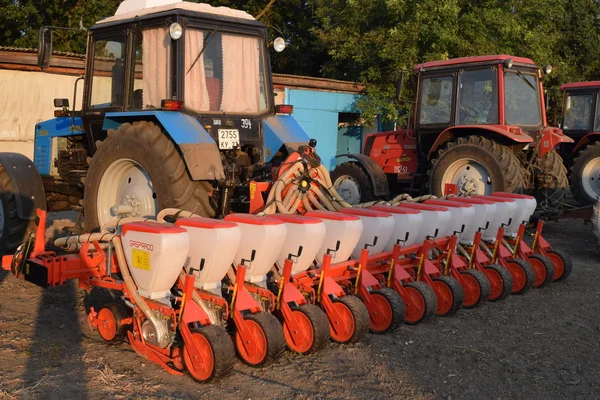 Trekker, permanent in een rij. Landbouwmachines. — Stockfoto