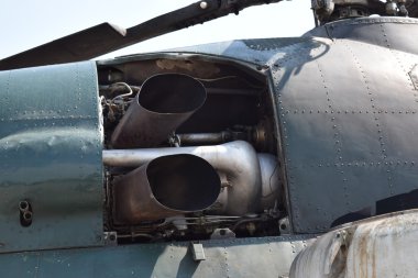 Eski helikopter püskürtme alanları. Helikopter gübre püskürtüyor..