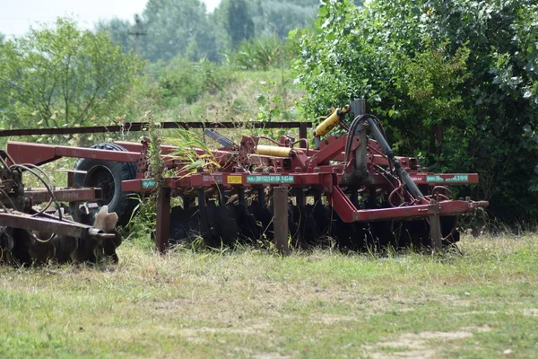 円盤が固まる フィールド内の土壌の処理のための農業機械 — ストック写真