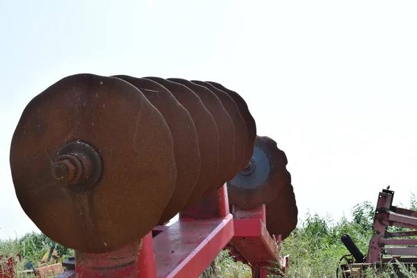 Disk Harrow Arazideki Toprağın Işlenmesi Için Tarım Makineleri — Stok fotoğraf