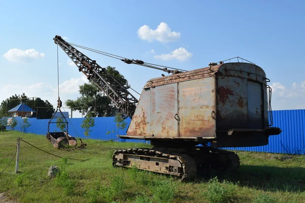 Stary kamieniołom w pobliżu koparki zgarniakowej — Zdjęcie stockowe