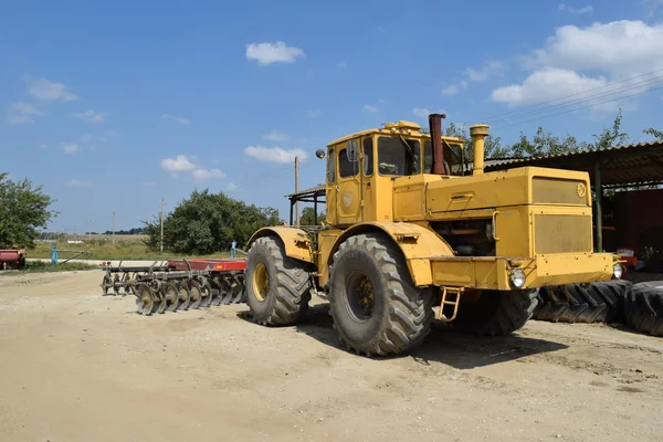 Великий жовтий трактор — стокове фото