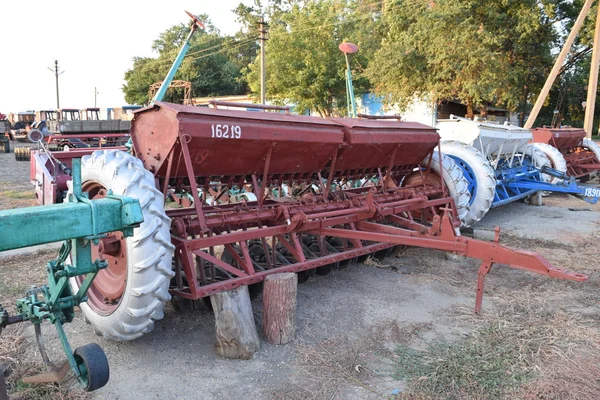 Trailer Hitch for tractors and combines. Trailers for agricultural machinery.