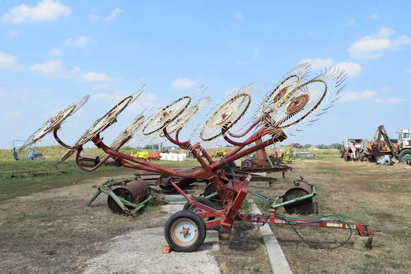 Trailer Hitch for tractors and combines. Trailers for agricultural machinery.