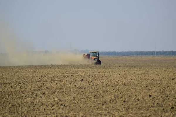 Russia Temryuk Luglio 2015 Trattore Cavalca Sul Campo Rende Fertilizzante — Foto Stock