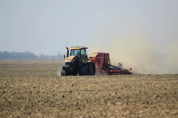 俄罗斯 Temryuk 2015 拖拉机骑在球场上 使化肥入土壤 来自干燥土壤拖拉机拖车的尘埃云 肥料后耕田 — 图库照片