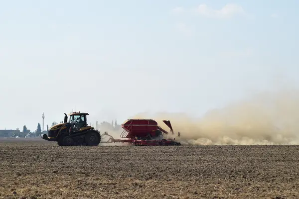 Rússia Temryuk Julho 2015 Trator Cavalga Campo Faz Fertilizante Solo — Fotografia de Stock