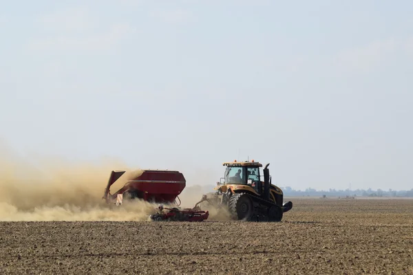 Russia Temryuk July 2015 Tractor Rides Field Makes Fertilizer Soil — Stock Photo, Image