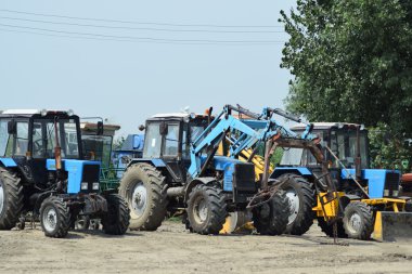 Traktör, üst üste duran. Tarım makineleri.