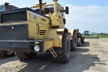 Traktör, üst üste duran. Tarım makineleri.