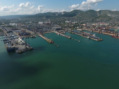 Endüstriyel Limanı üstten görünüm. Bağlantı noktası Vinçler ve kargo gemileri ve mavna. Yükleme ve sevkiyat limanında kargonun. Deniz kargo liman manzaralı bir kuş bakışı.