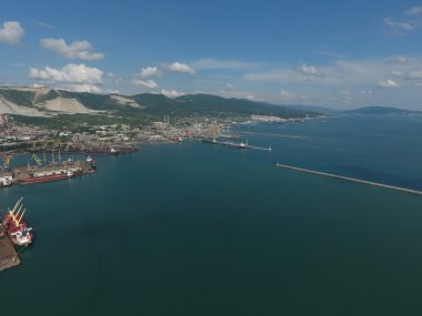 Bay Tsemess en iyi görünümü. Uluslararası deniz bağlantı noktası Novorossiysk. Mol - dalgaları durdurması için bina.