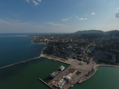 Üstten Görünüm marina ve Novorossiysk iskele. Liman kenti kentsel peyzaj.