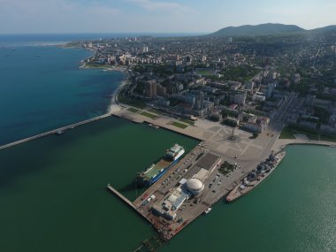 Üstten Görünüm marina ve Novorossiysk iskele. Liman kenti kentsel peyzaj.