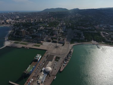 Üstten Görünüm marina ve Novorossiysk iskele. Liman kenti kentsel peyzaj.