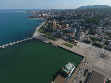 Üstten Görünüm marina ve Novorossiysk iskele. Liman kenti kentsel peyzaj.