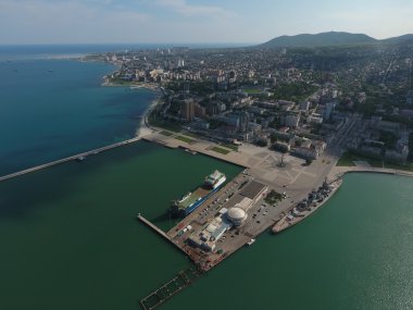 Üstten Görünüm marina ve Novorossiysk iskele. Liman kenti kentsel peyzaj.