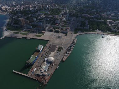 Üstten Görünüm marina ve Novorossiysk iskele. Liman kenti kentsel peyzaj.