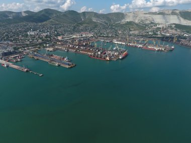 Endüstriyel Limanı üstten görünüm. Liman Vinçleri ve kargo gemileri ve mavnalar.